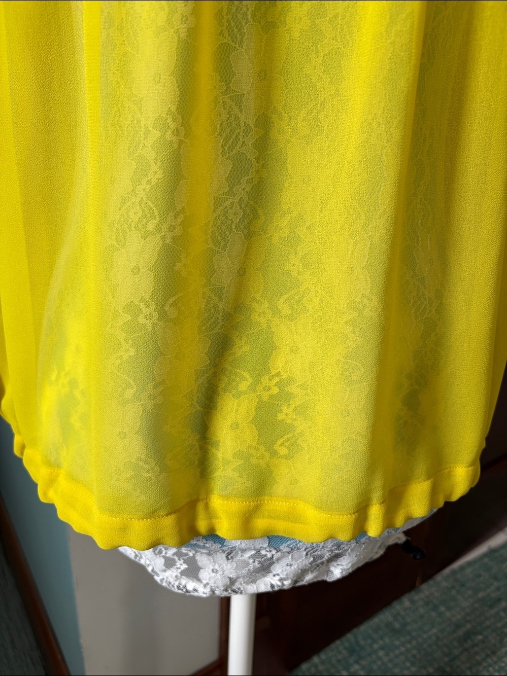 See by Chloé Top mostly sheer bright mustard yellow
Cropped/drawstring hem - Picture 10 of 12
